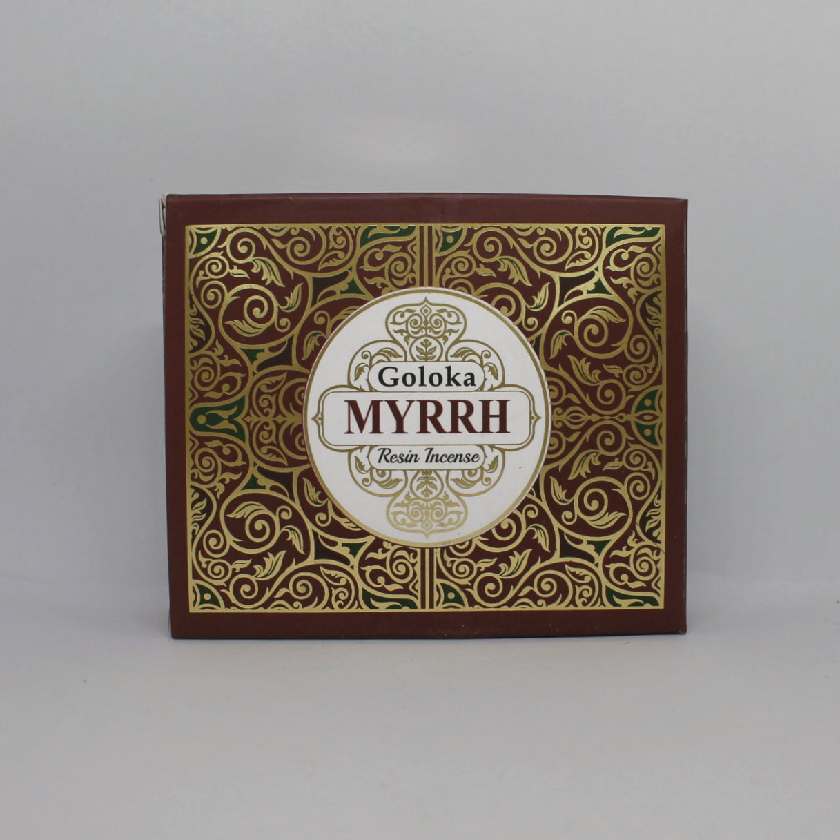 Przednia strona pudełka Goloka Myrrh Resin Incense. Opakowanie w kolorze brązowym, ozdobione złotym wzorem, z białą etykietą na środku.