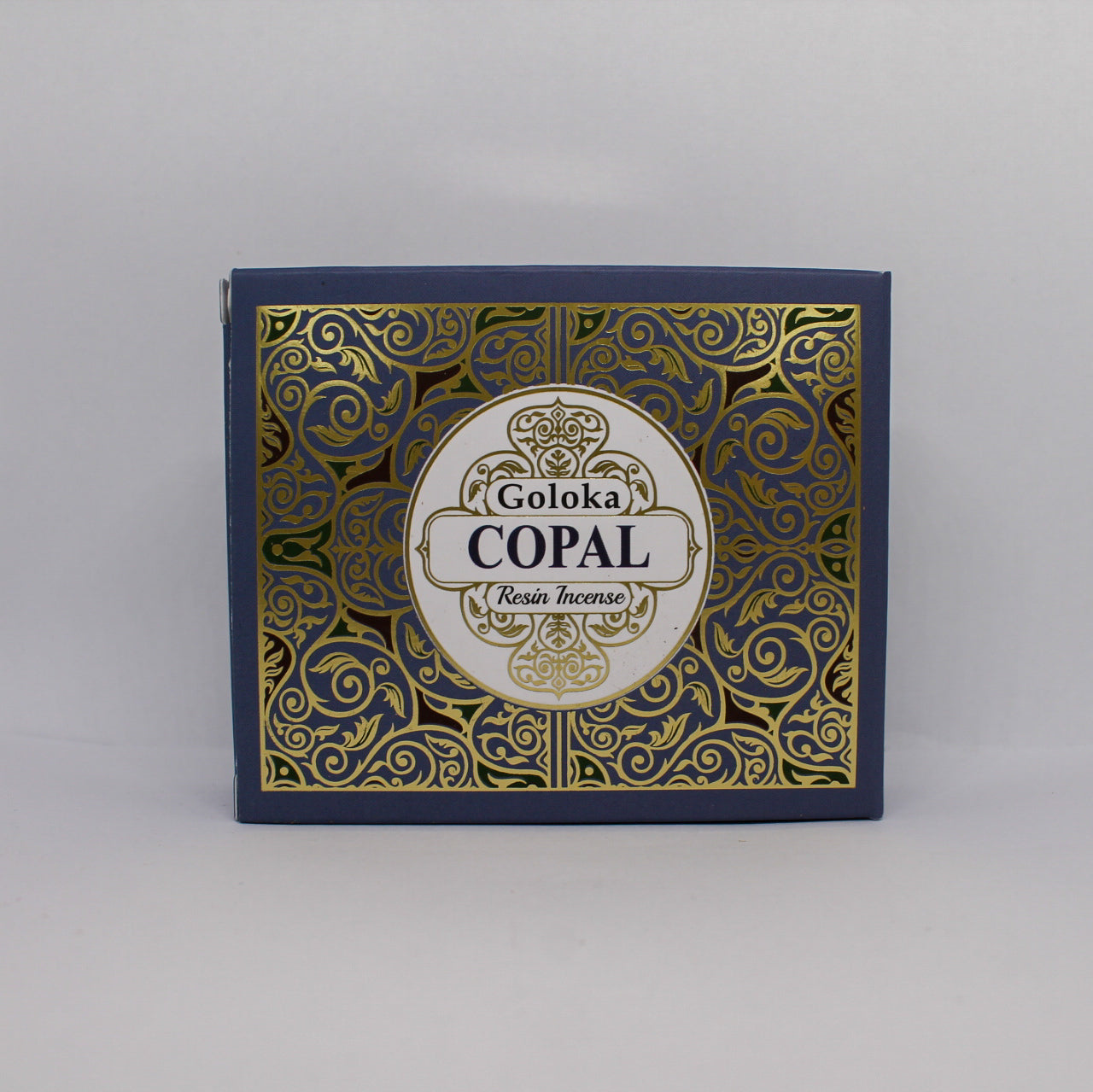 Przednia strona pudełka Goloka Copal Resin Incense. Granatowe opakowanie z bogatym złotym wzorem, na środku biała etykieta z nazwą produktu.