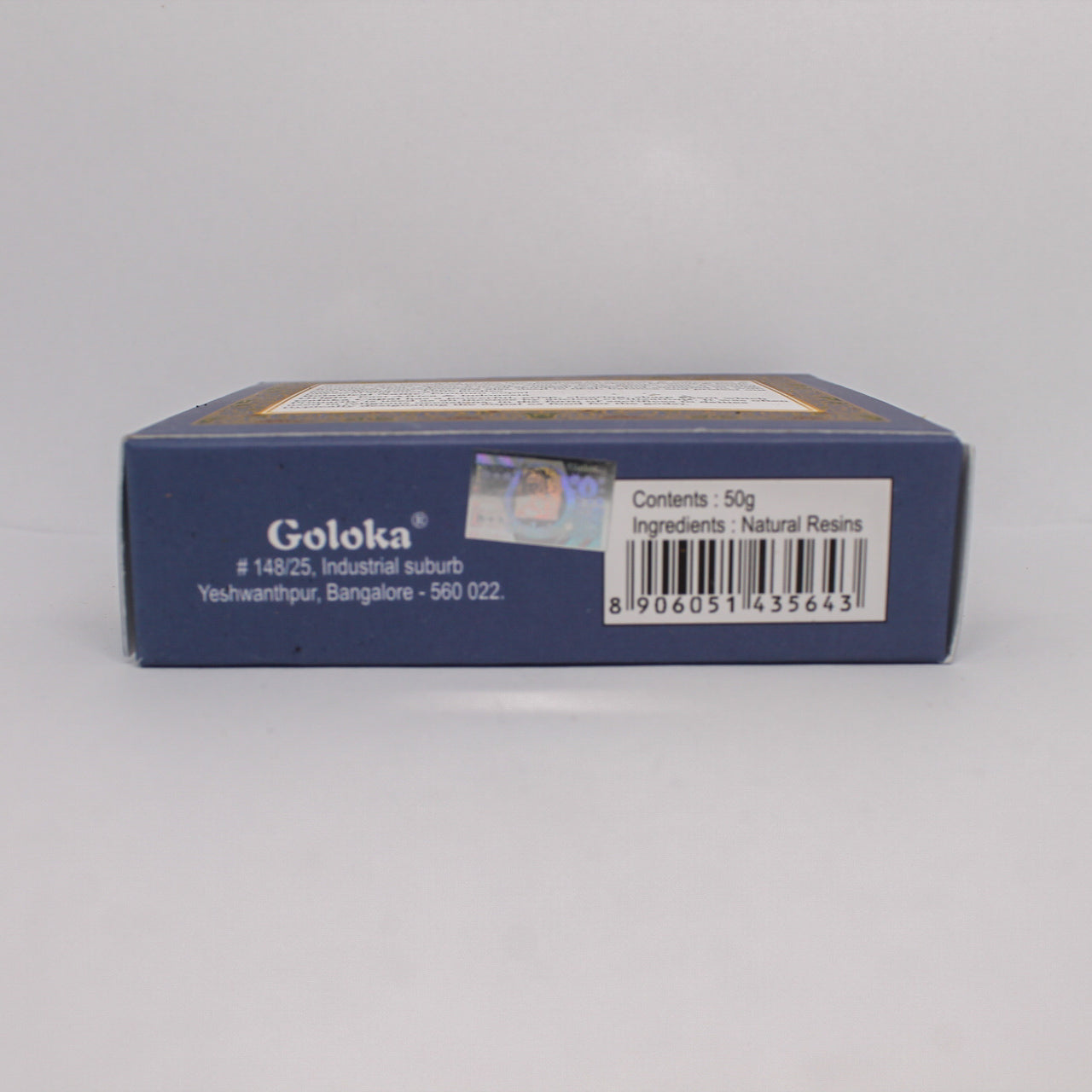 Bok granatowego pudełka kadzideł Goloka Copal. Widoczna etykieta informuje o zawartości 50 g naturalnych żywic oraz zawiera kod kreskowy.