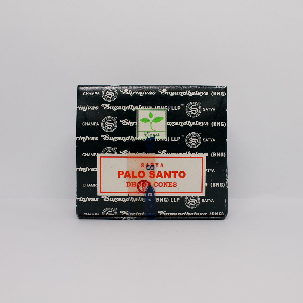 Pudełko kadzideł Satya Palo Santo Dhoop Cones. Opakowanie w czarnym kolorze z białym tekstem i zielonym logotypem. Na środku widoczna jest czerwona etykieta z nazwą produktu.