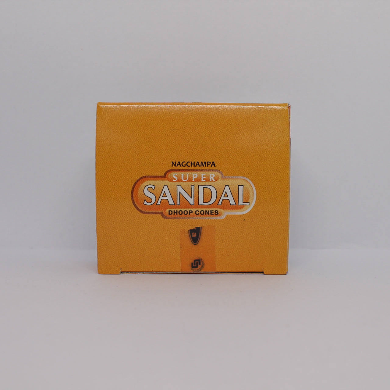 Pomarańczowe pudełko kadzideł stożkowych Nag Champa Super Sandal Dhoop Cones. Na środku widnieje nazwa produktu w białej i złotej czcionce.