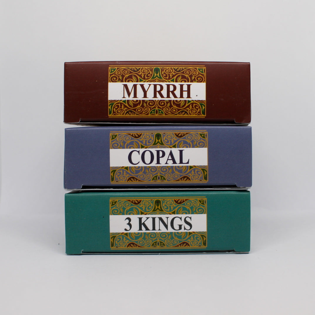 Stos trzech pudełek kadzideł Goloka w różnych wariantach: Myrrh (brązowe), Copal (granatowe) i 3 Kings (zielone). Widoczne są boczne etykiety z nazwami produktów na ozdobnym tle.