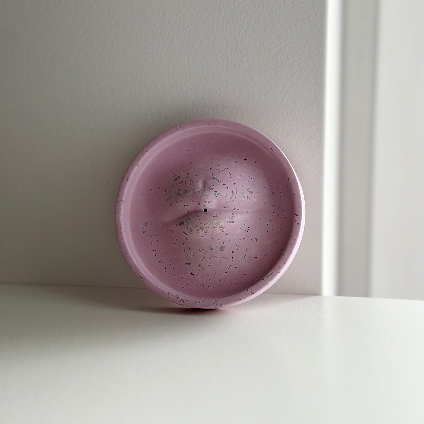 Lawendowa, okrągła podstawka z delikatnymi srebrnymi akcentami, przypominającymi subtelne odpryski.