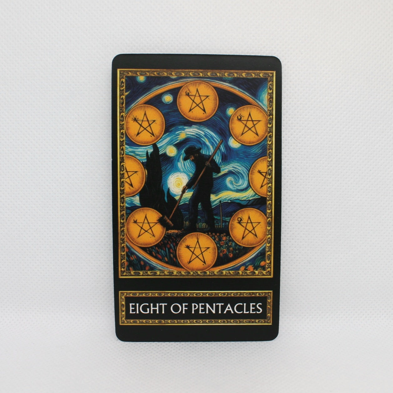 Karta tarota przedstawiająca "Eight of Pentacles", z wzorem inspirowanym obrazem "Gwiaździsta Noc" Vincenta van Gogha, ukazującym postać pracującą nad pentaklami na tle nocnego nieba.