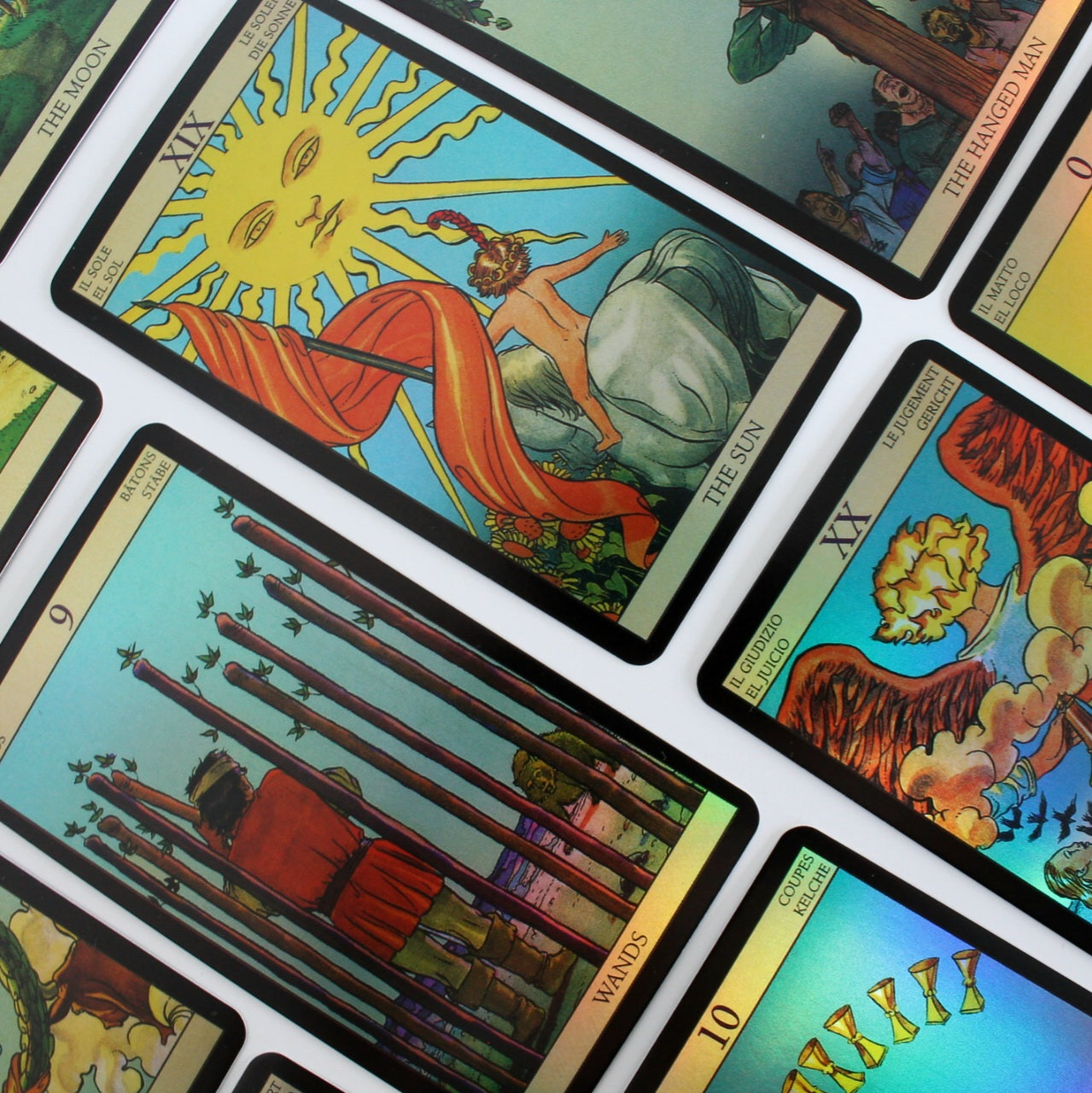 Bliskie ujęcie rozłożonych kart tarota, ukazujące różnorodne postacie i symbole, m.in. „The World” i „Ace of Wands”.