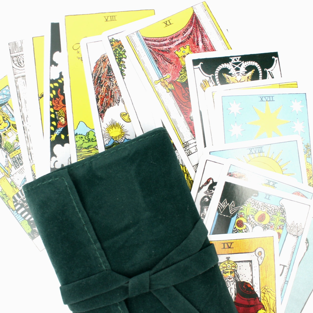 Ciemnozielony aksamitny woreczek na karty tarota z dekoracyjnym wiązaniem, ułożony wśród rozrzuconych kart tarota