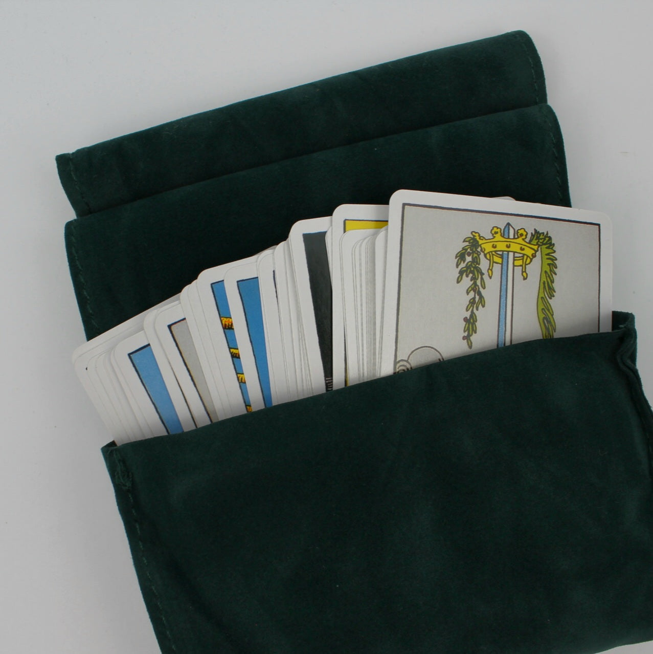 Ciemnozielony aksamitny woreczek na karty tarota w pozycji otwartej, pokazujący karty wewnątrz