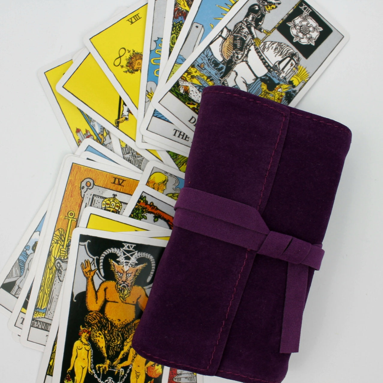 Fioletowy aksamitny futerał w pozycji otwartej z widocznymi kartami tarota w środku