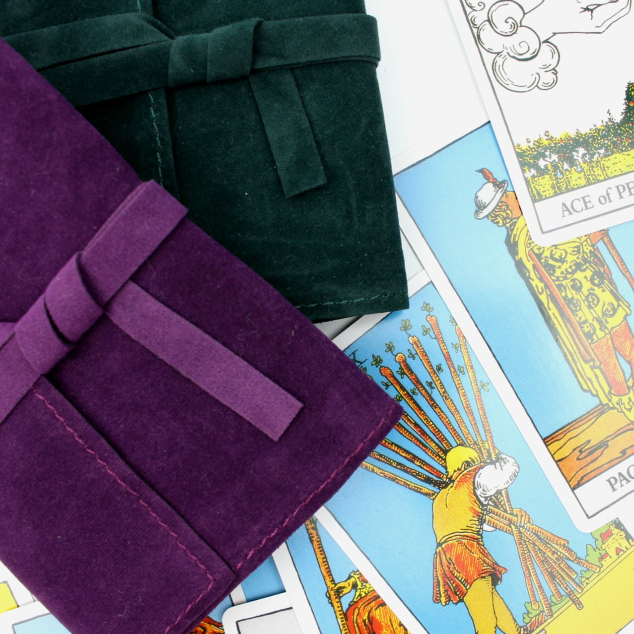 Detale aksamitnych futerałów z kartami tarota, w tym widoczna karta As Mieczy