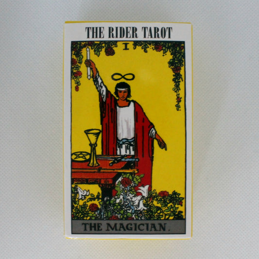 Zdjęcie karty tarota "The Magician" na pudełku: Pudełko kart tarotowych "The Rider Tarot" z widoczną grafiką karty "The Magician" na froncie.