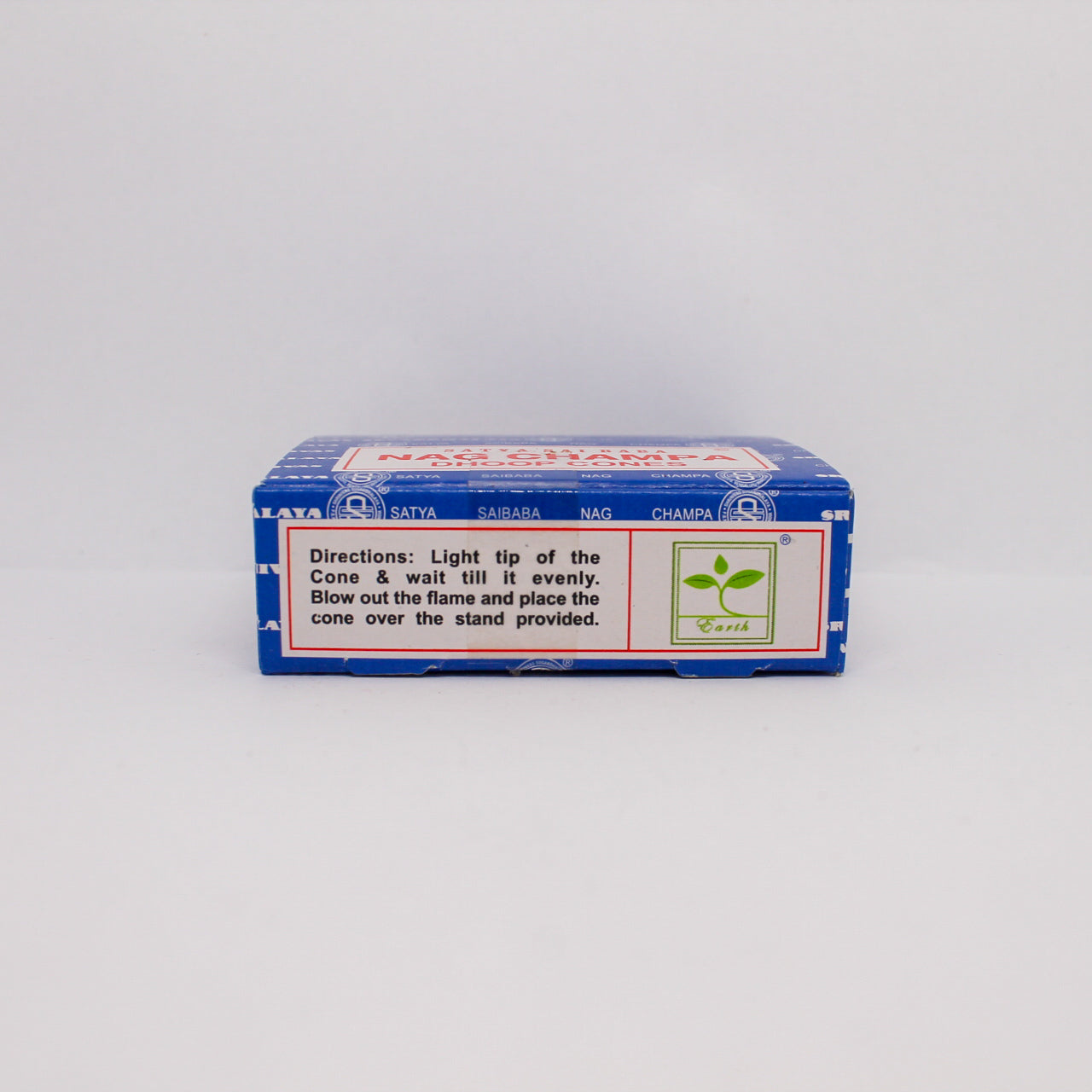 Bok niebieskiego pudełka kadzideł Satya Nag Champa. Na etykiecie widnieją instrukcje dotyczące palenia stożków oraz logo „Earth” wskazujące na ekologiczne pochodzenie produktu.