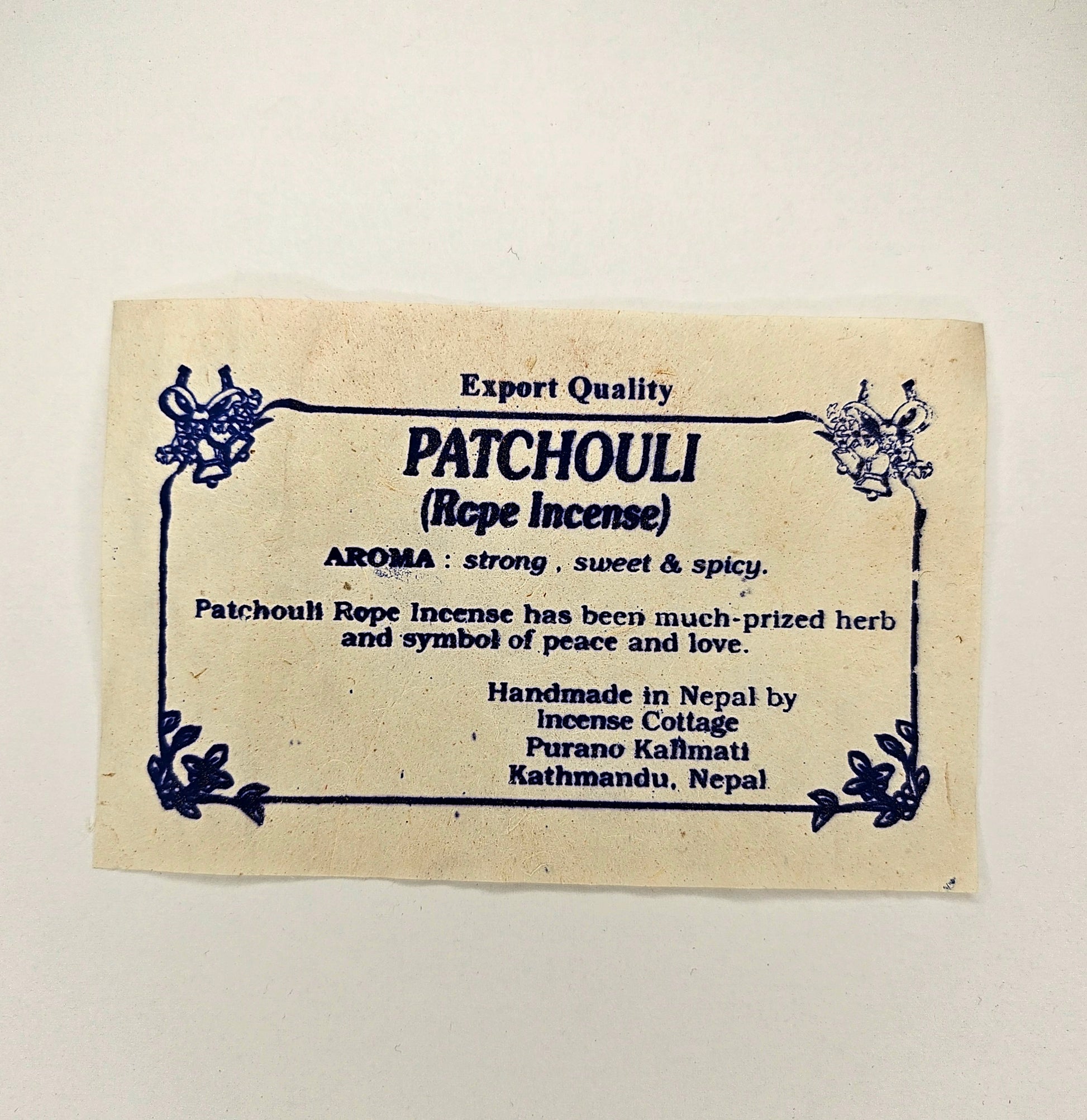 Etykieta kadzidła paczuli (Patchouli) w formie sznurka, z aromatem intensywnym, słodkim i pikantnym, symbolizującym pokój i miłość.